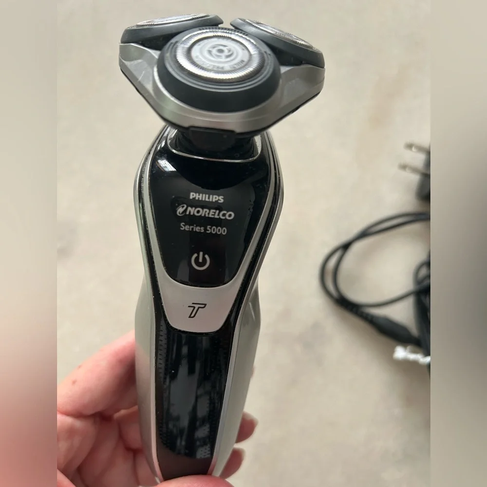 Philips Norelco Series 5000 Shaver Cordless With Charger Good Working Condition